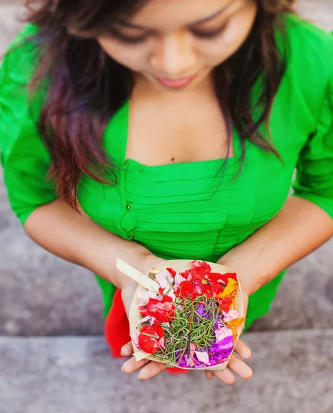 Balinese meisje bedrijf droge bloemen — Stockfoto