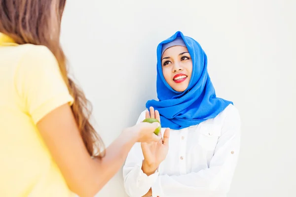 Muslim woman fasting on ramadan — Stock Photo, Image