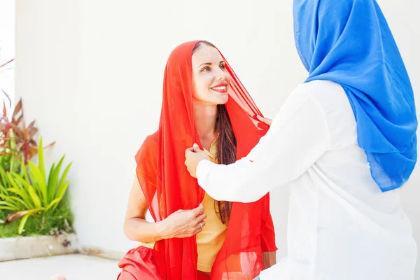 Wanita yang memeluk agama Islam — Stok Foto