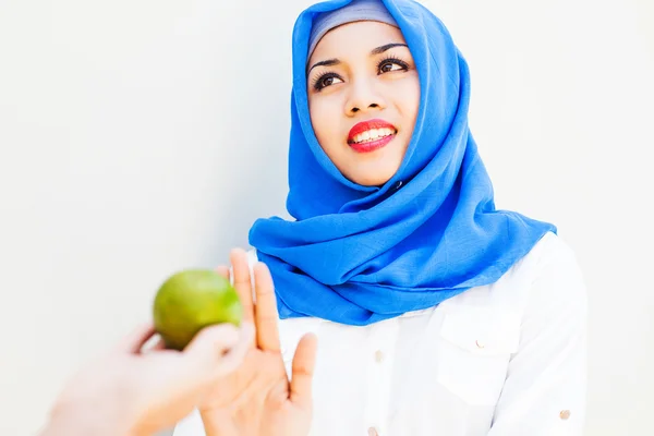 Mujer musulmana ayunando en ramadán —  Fotos de Stock