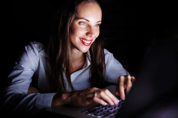 Γυναίκα που χρησιμοποιεί υπολογιστή — Φωτογραφία Αρχείου