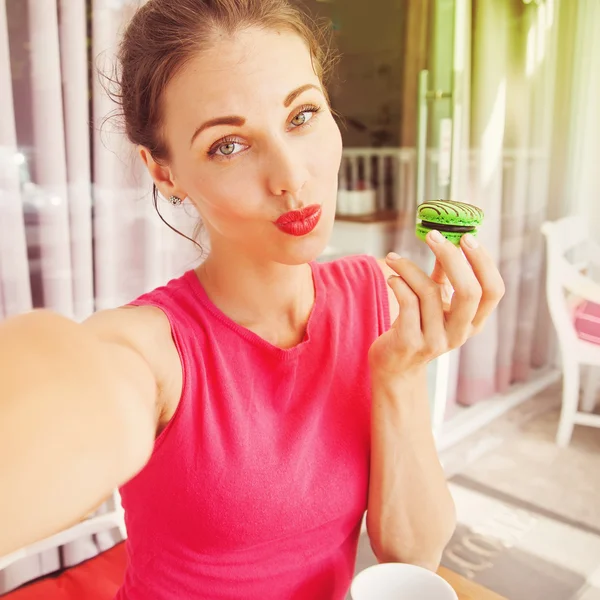 Woman with macaron and cup of coffee — Stock Photo, Image