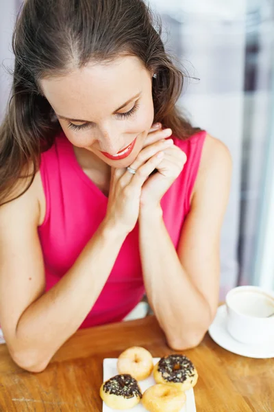 Mujer sonriente con rosquillas — Foto de Stock