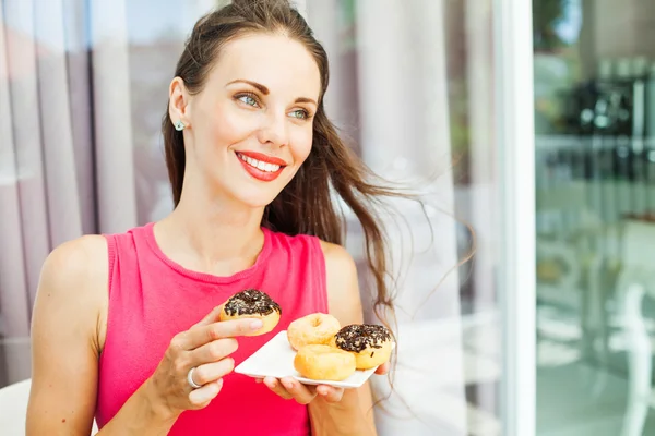 Mujer comiendo un donuts — Foto de Stock