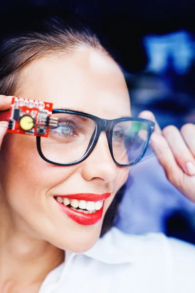 Vrouw slimme bril dragen — Stockfoto