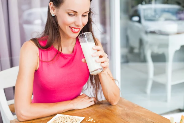 Mujer sosteniendo un vaso de leche — Foto de Stock