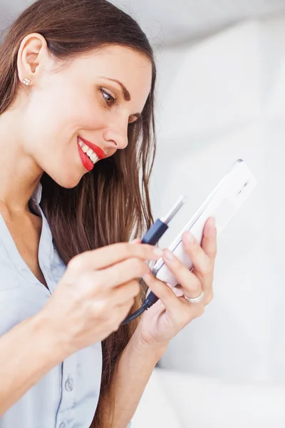 Женщина с помощью otg USB с ее мобильного телефона — стоковое фото