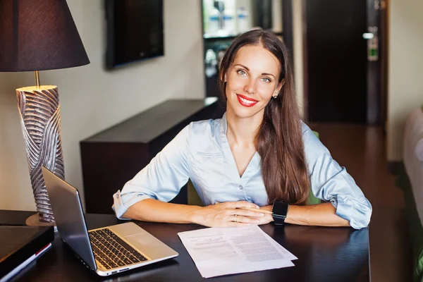 Avocat assis dans son bureau — Photo