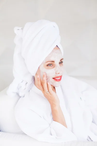 Woman doing face mask — Stock Photo, Image