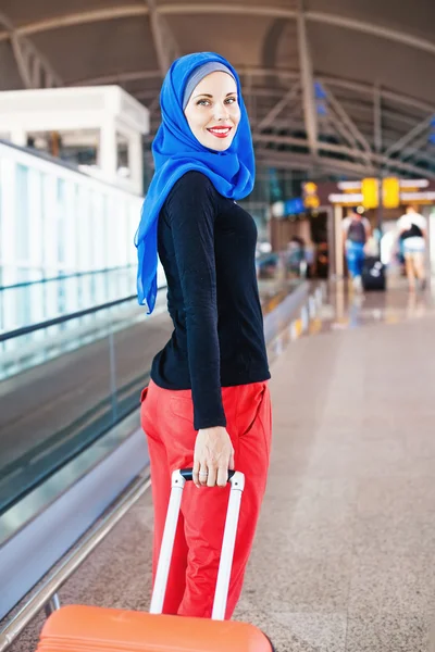Mujer musulmana en aeropuerto — Foto de Stock