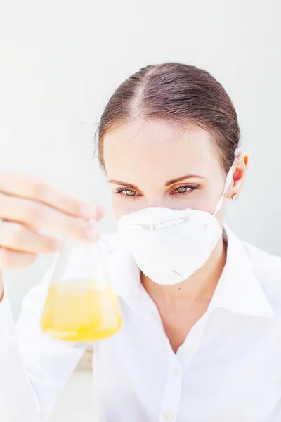 Cientista segurando um frasco — Fotografia de Stock