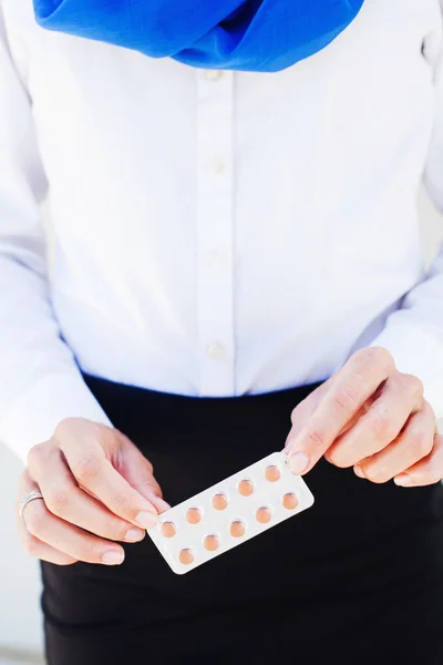 Mujer sosteniendo paquete de pastillas —  Fotos de Stock