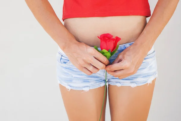 Menina segurando rosa vermelha — Fotografia de Stock