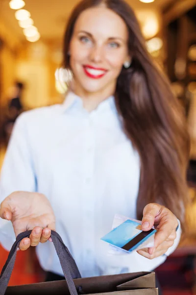 Donna sorridente acquisto borsa — Foto Stock