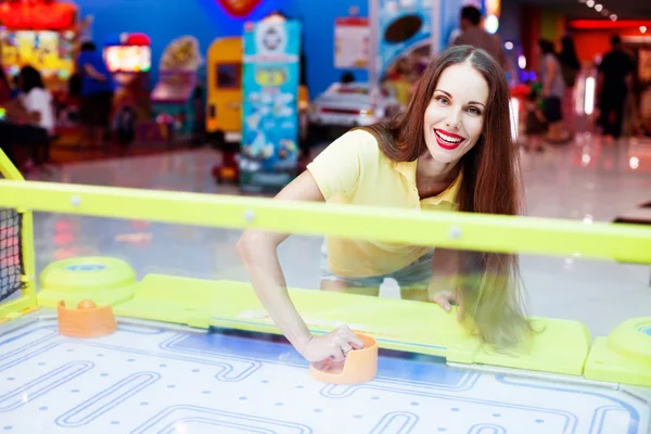 Chica jugando aero hockey — Foto de Stock