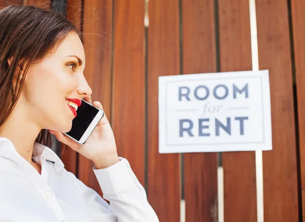 Woman calling the house owner — Stock Photo, Image