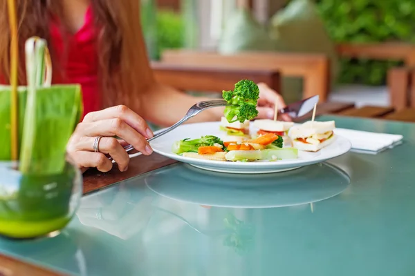 Woman eating fried vegetables — Stock Photo, Image