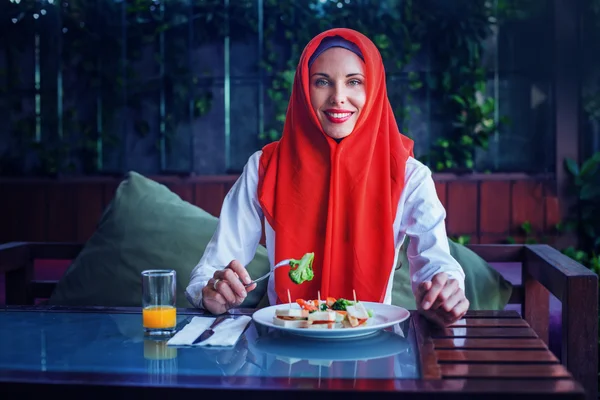 Mujer musulmana disfrutando de su comida —  Fotos de Stock