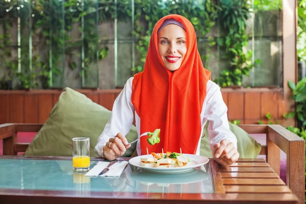 Mujer disfrutando de comida halal — Foto de Stock