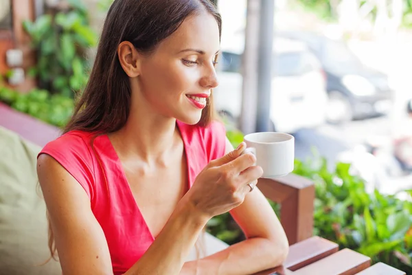 Mujer bebiendo y disfrutando de su taza de café de la mañana — Foto de Stock