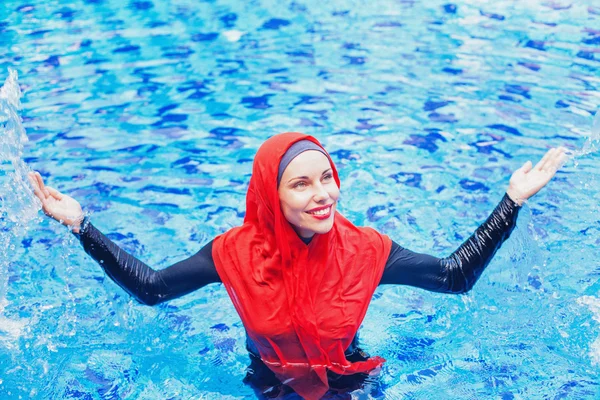 Frau schwimmt in Schwimmbad — Stockfoto