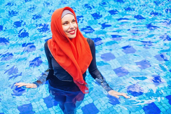 Mujer nadando en una piscina — Foto de Stock