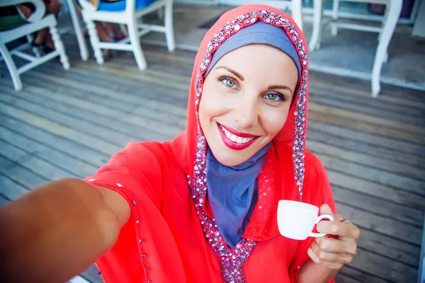 Mulher com café tomando selfie — Fotografia de Stock