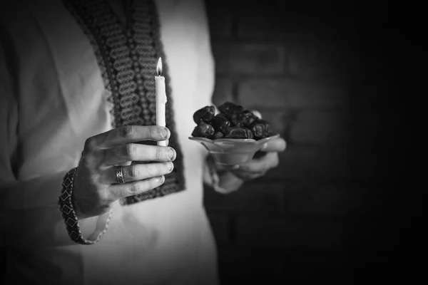 Hombre sosteniendo comida de ramadán —  Fotos de Stock