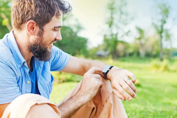 Uomo cliccando sul suo orologio intelligente — Foto Stock