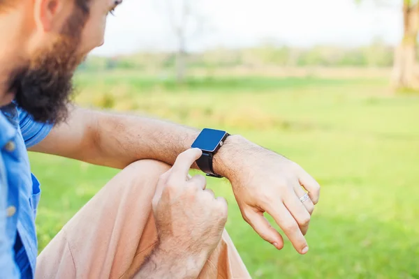 Man op zijn slimme horloge te klikken. — Stockfoto