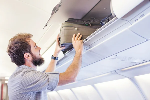 Man putting luggage on airplane — Stock Photo, Image