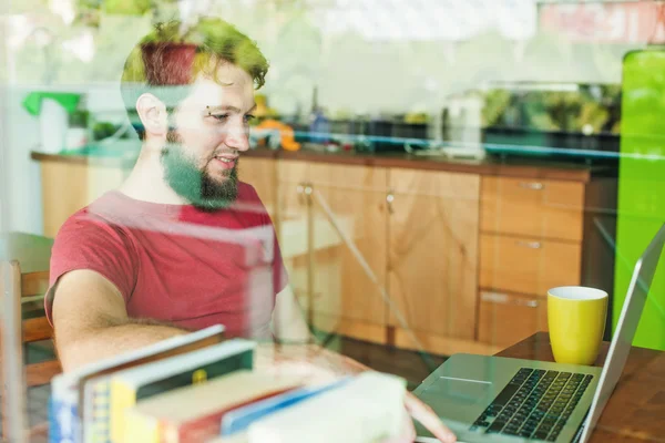 Man met zijn laptop — Stockfoto