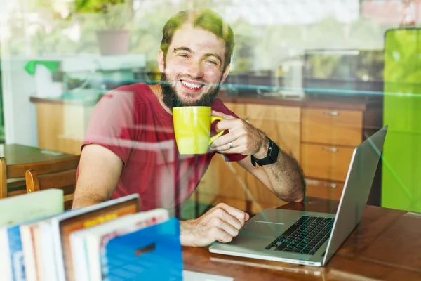 Man met zijn laptop — Stockfoto