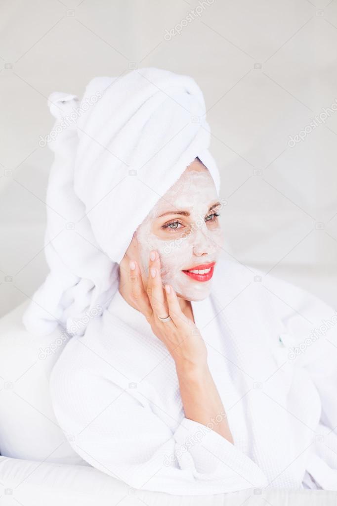 woman doing face mask