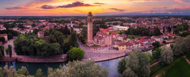 Casale Konsolosu Sile kilisesinin havadan görünüşü ve Sunset 'teki Sile nehrinin limanı. Soldaki ortaçağ Carraresi Kulesi..