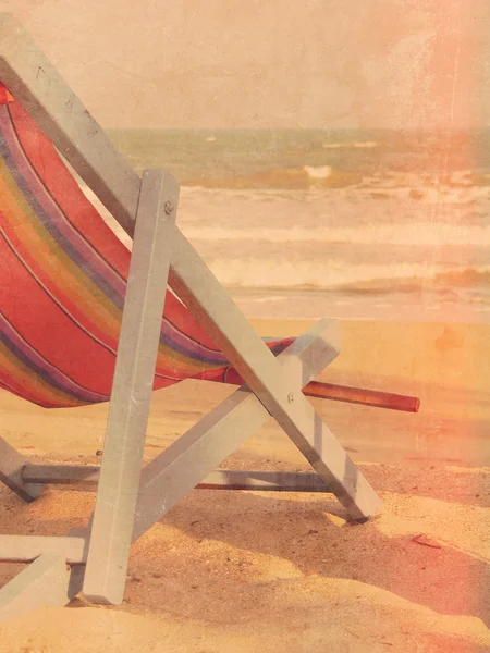 Tumbona en la playa en la arena al atardecer: viaje y concepto de vacaciones de verano en estilo retro —  Fotos de Stock