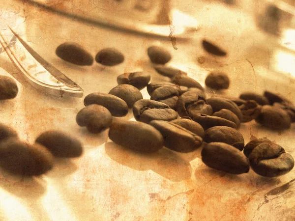 Гранж кофе-бобы разбросаны по столу с частью ложки - винтажный завтрак концепции с утренним светом — стоковое фото