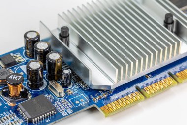 Mavi devre kartı, gemideki soğutucu ve elektronik bileşenler üzerinde görünüyor.