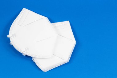 Bazı parçacık filtreleme mavi arkaplan üzerinde yarım maskeler izole