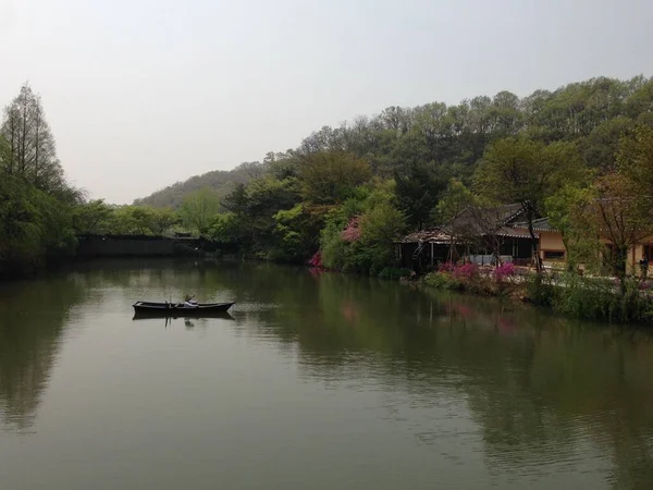 Βάρκα Επιπλέει Στο Ποτάμι Και Έχει Θέα Παλιό Κορεάτικο Χωριό — Φωτογραφία Αρχείου