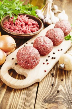 Masanın üzerine çiğ köfte