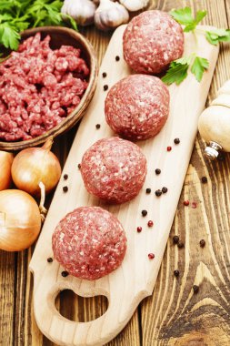 Masanın üzerine çiğ köfte