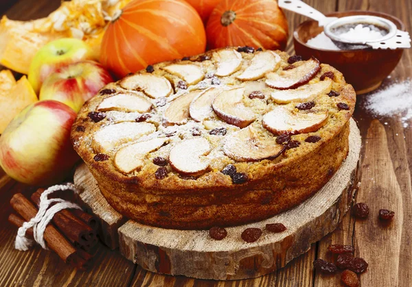 Ciasto z dyni, rodzynek i jabłka — Zdjęcie stockowe