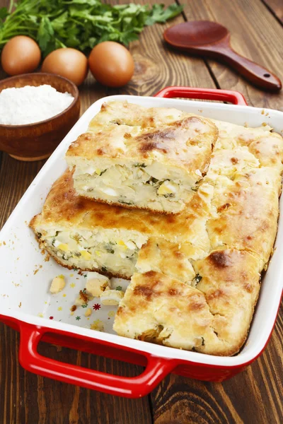 Kuchen mit Kohl und Eiern — Stockfoto