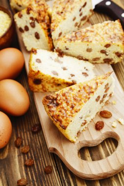 Darı ve kuru üzüm ile güveç 