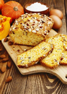 Ev yapımı balkabağı turtası.