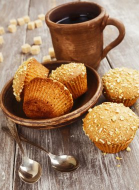 kekler masanın üzerine 