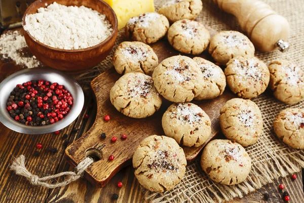 Saler les biscuits à l'avoine au fromage et au poivre — Photo