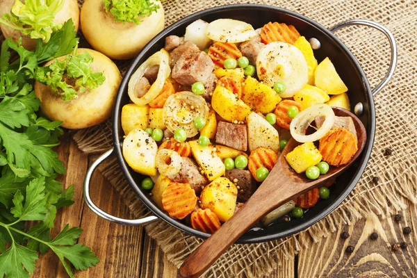 Estofado de carne con verduras — Foto de Stock