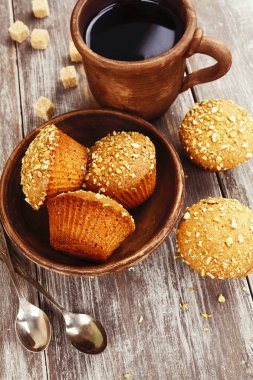 kekler masanın üzerine 